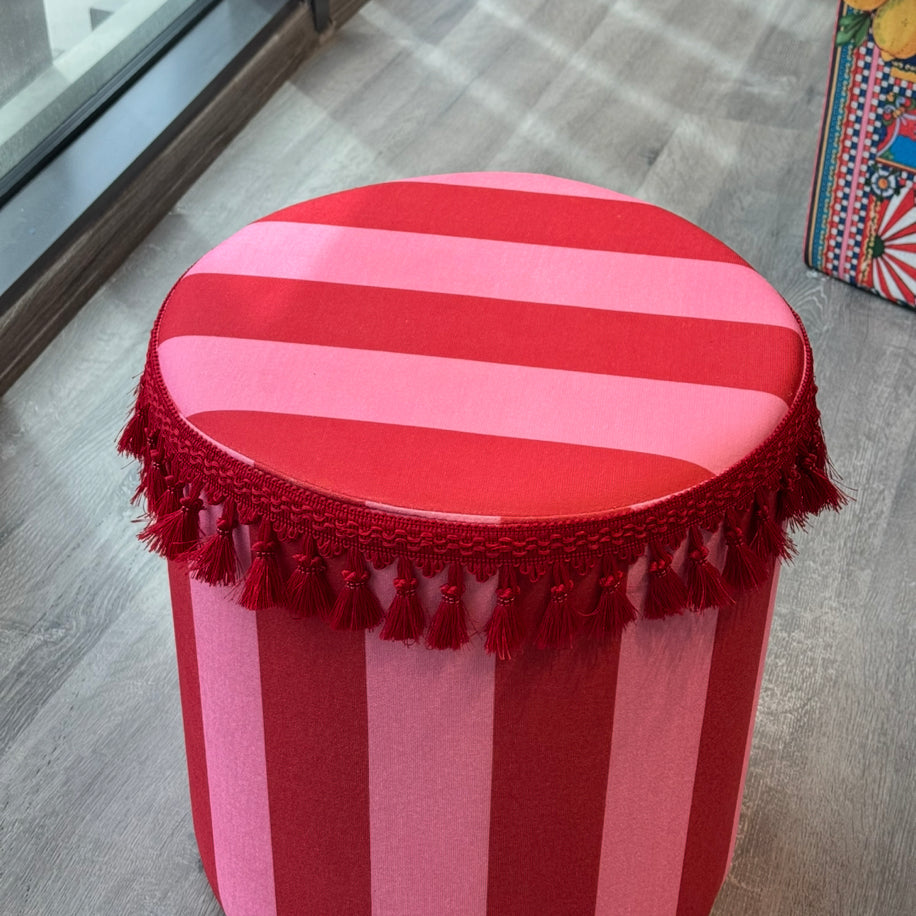 Kırmızı Çizgili Püsküllü Yuvarlak Puf (Ön Sipariş)